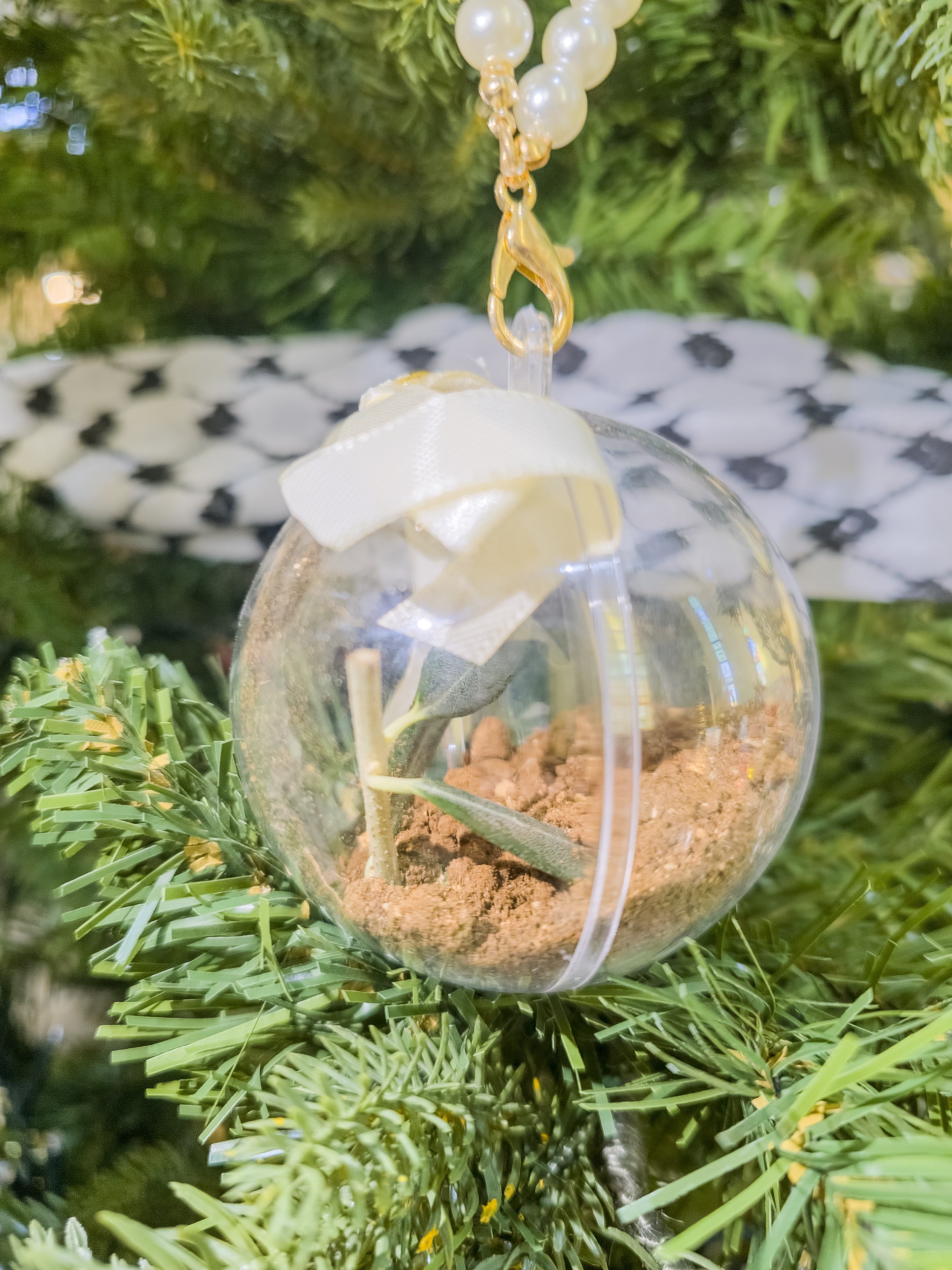 شجرة الميلاد في الطيبة: أسماء وتراب وأوراق زيتون تكتب سيرة الصمود