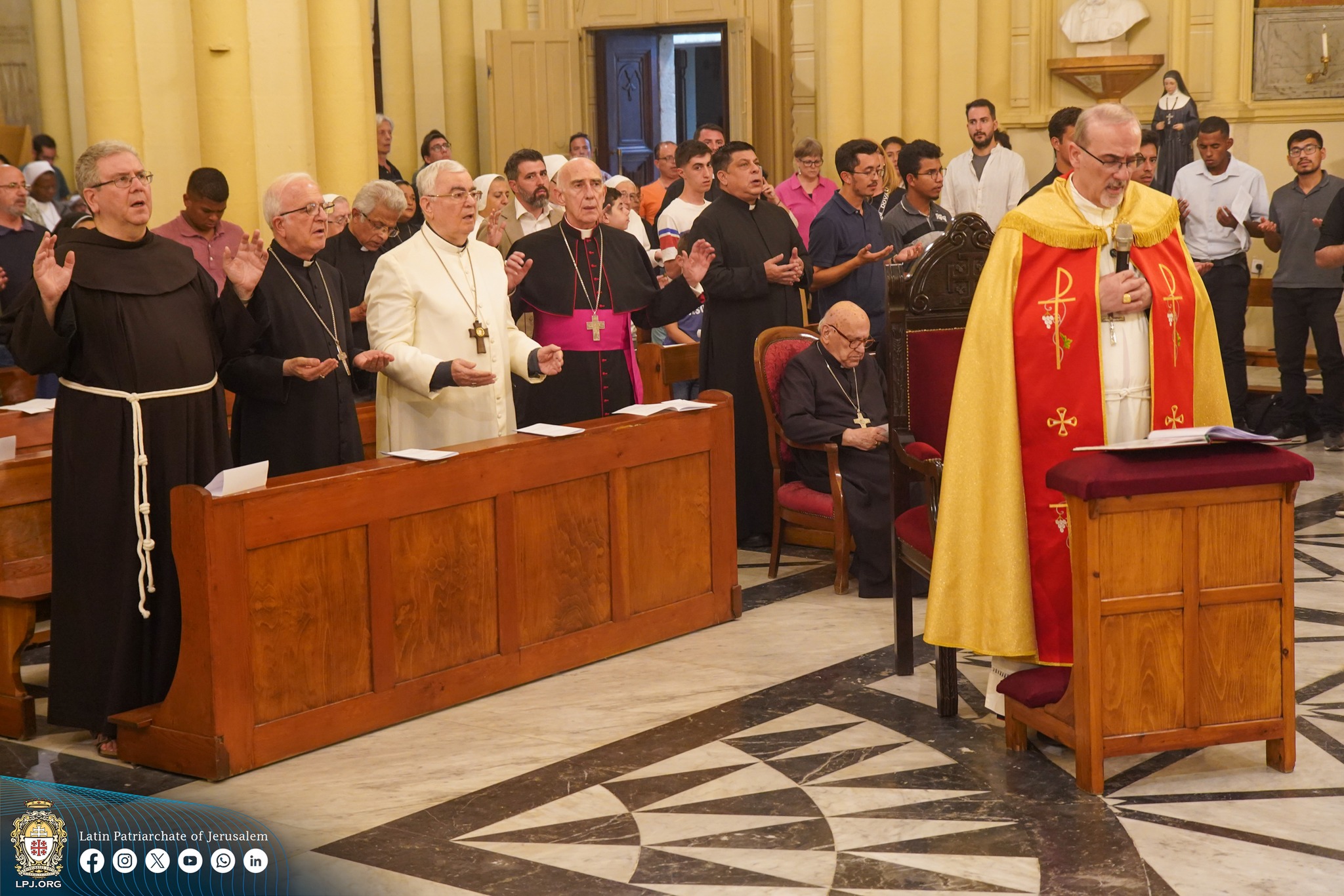 أبرشية القدس تصلي&nbsp;