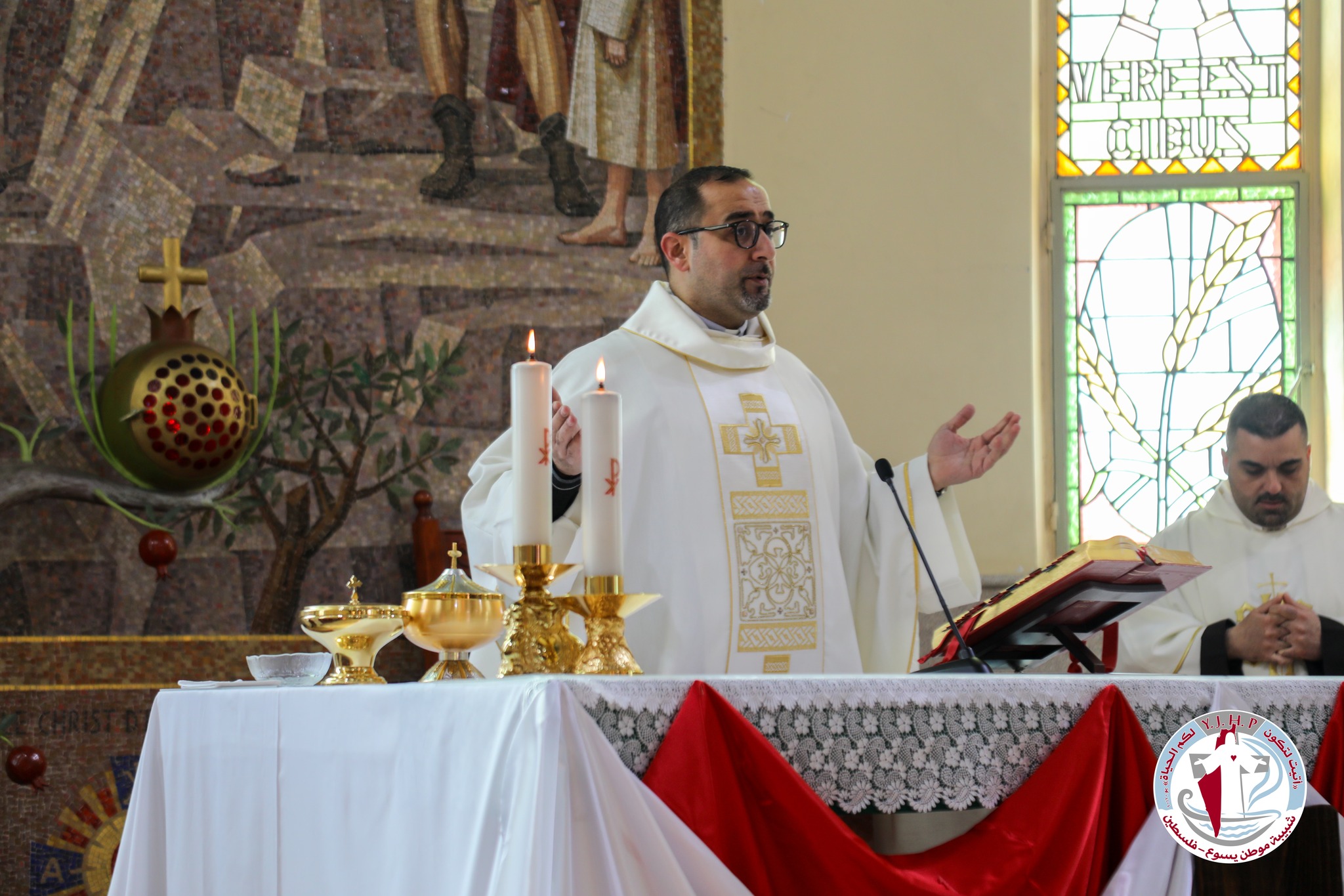 الأب بشار فواضله كاهن رعية اللاتين في الطيبة