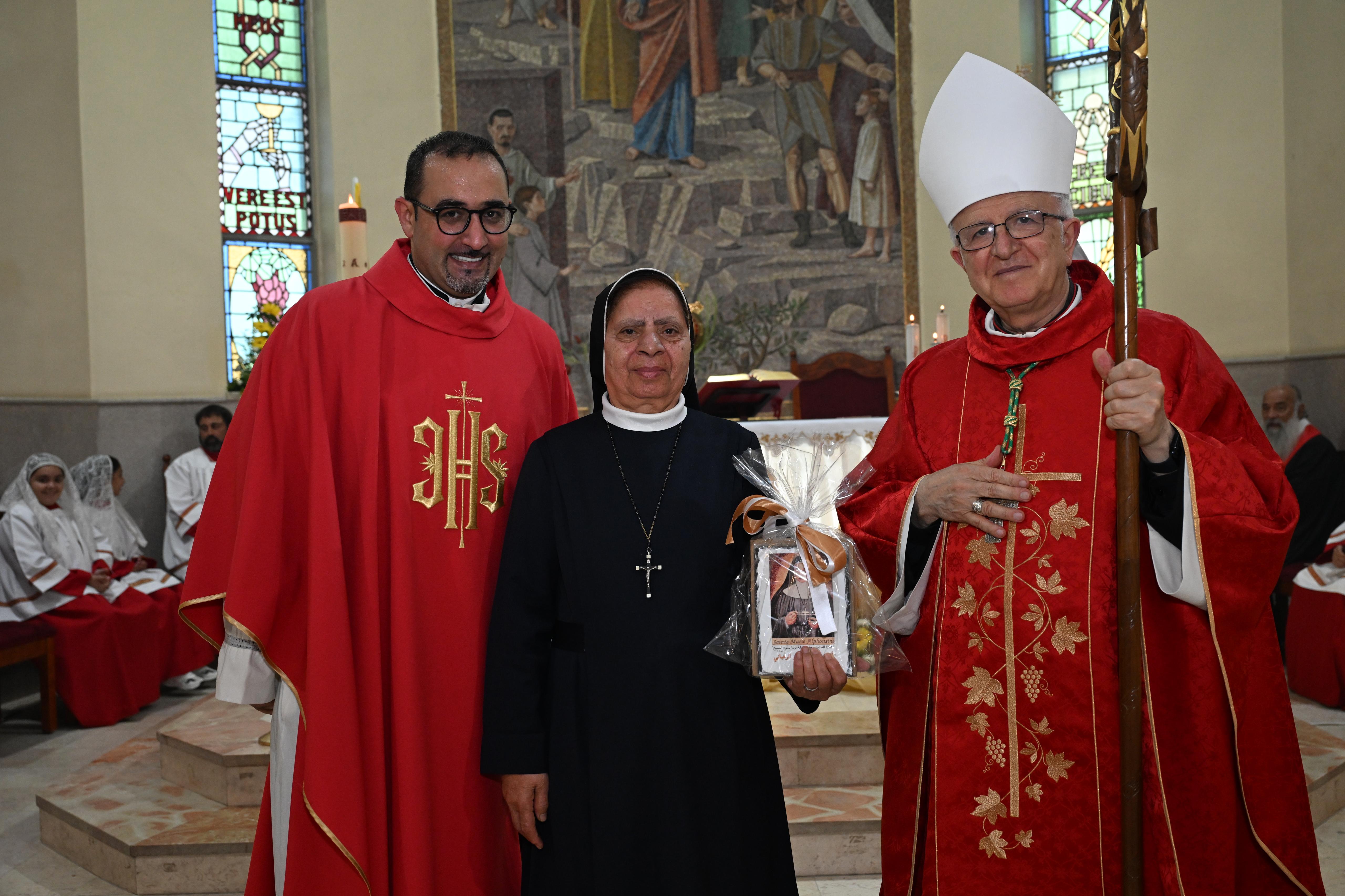 الطيبة تشهد قداسًا احتفاليًا بمناسبة المناولة الأولى وسرّ الميرون المقدّس