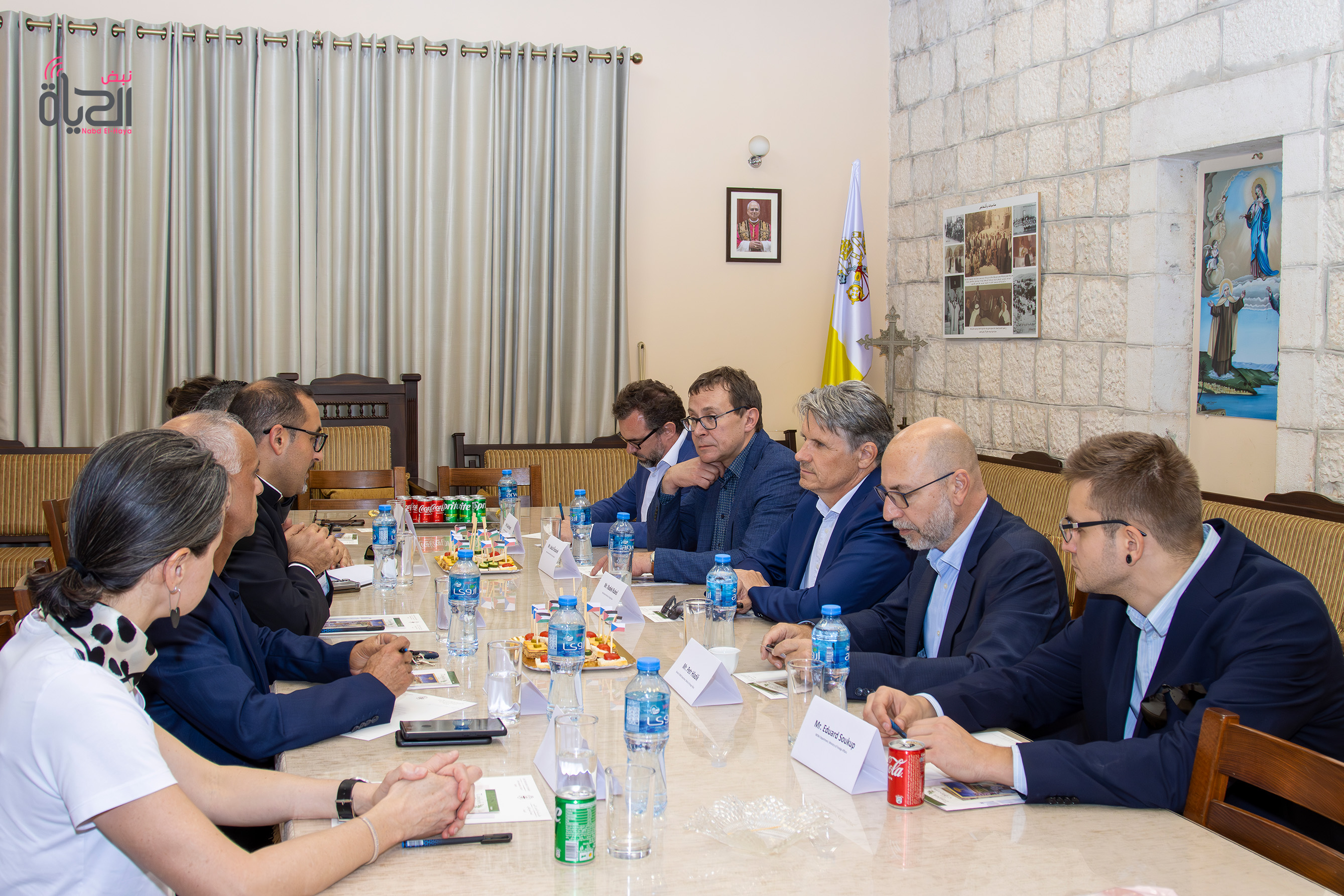 الأب بشار فواضله يطلع الوفد التشيكي على الحضور المسيحي وحياة المجتمع في الطيبة