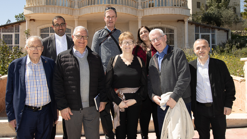 الأب بشار يستعرض الجهود المبذولة لتحقيق التنمية المستدامة في الطيبة لوفد فرسان القبر المقدس