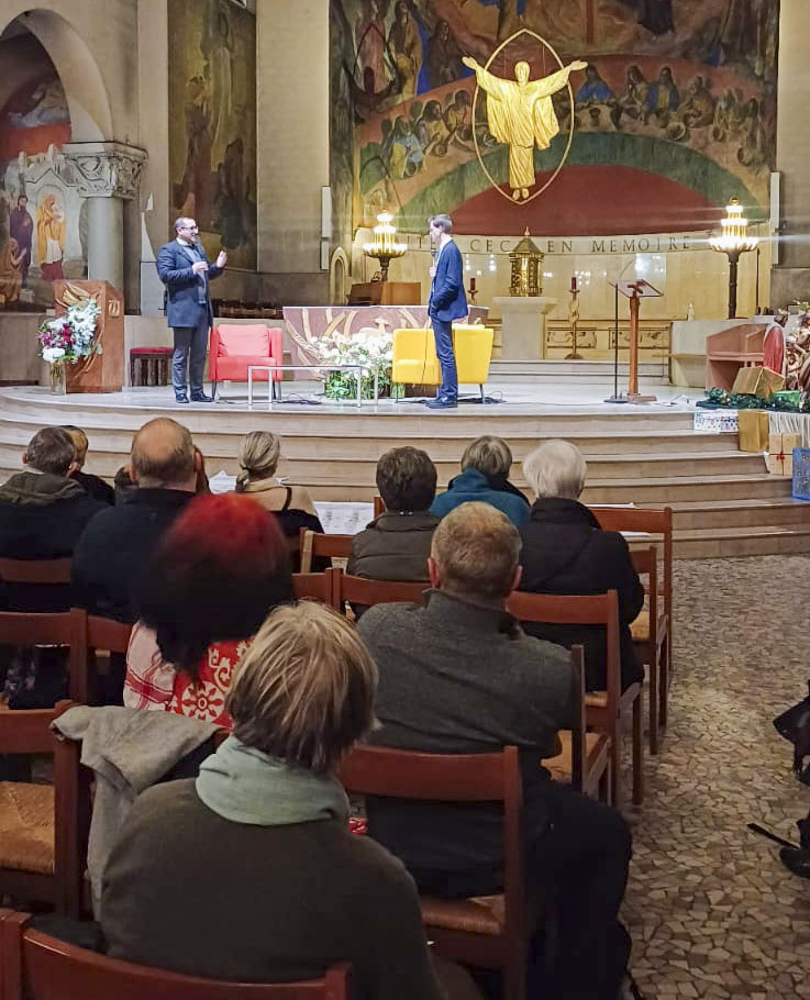 باريس تستمع إلى فلسطين: الأب بشّار فواضله يحمل شهادة حيّة عن صمود الفلسطينيين تحت الاحتلال