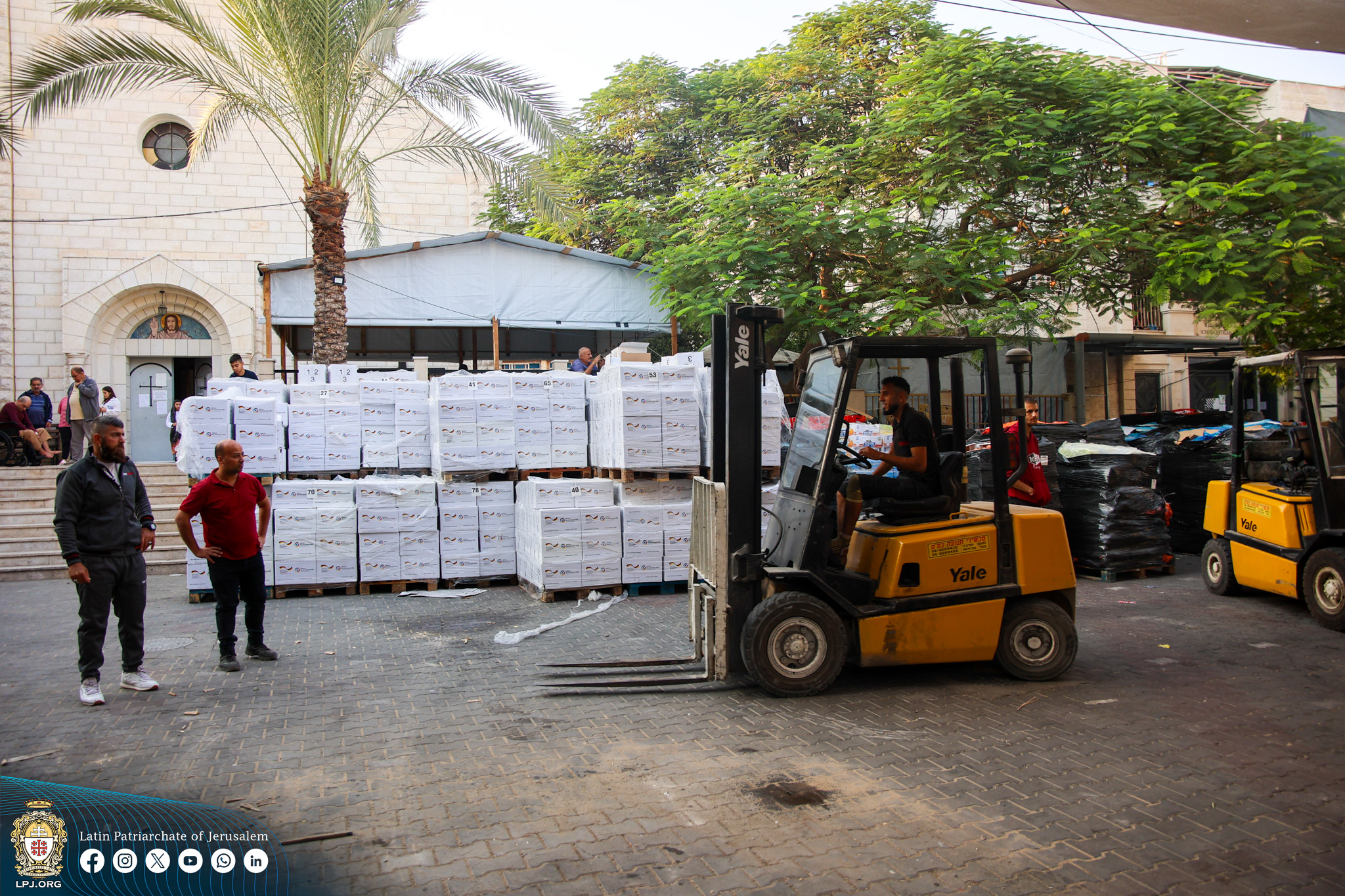 المساعدات الإنسانية إلى أهلنا في غزة