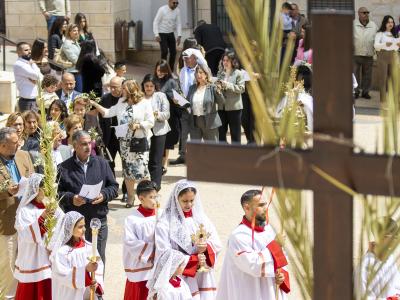 أغصان الزيتون في زمن الحرب… الطيبة تحتفل بالشعانين