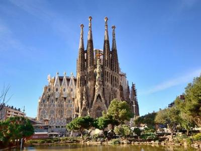 كنيسة العائلة المقدسة في برشلونة 