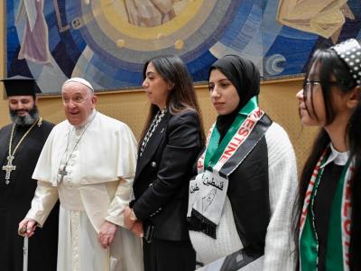 البابا فرنسيس يلتقي في الفاتيكان وفدًا فلسطينيًا من غزة