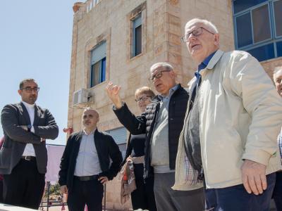 الأب بشار يستعرض الجهود المبذولة لتحقيق التنمية المستدامة في الطيبة لوفد فرسان القبر المقدس