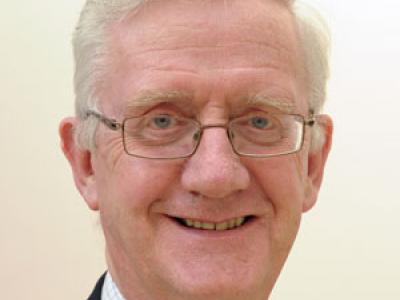 البروفيسور بارت ماكجيتريك، رئيس لجنة الأراضي المقدسة، لدى فرسان القبر المقدس