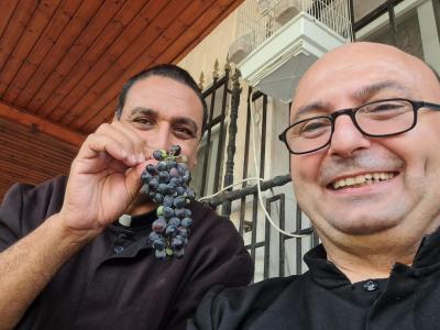 الأب غابرييل رومانيلي كاهن رعية العائلة المقدسة في غزة ومساعده الأب يوسف أسعد