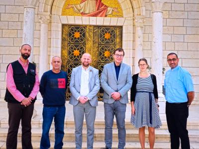 الأب بشار فواضله يستعرض جهود الكنيسة أمام السفير التشيكي