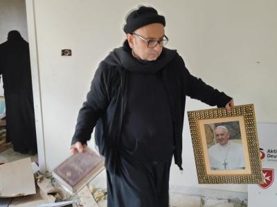 Fr. Gabriel Romanelli holds a photo of Pope Francis