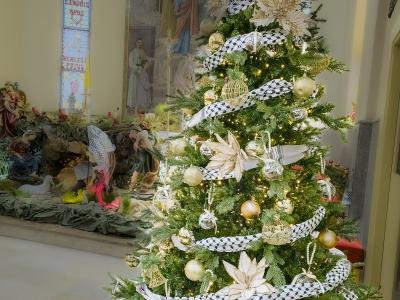 شجرة الميلاد في الطيبة: أسماء وتراب وأوراق زيتون تكتب سيرة الصمود