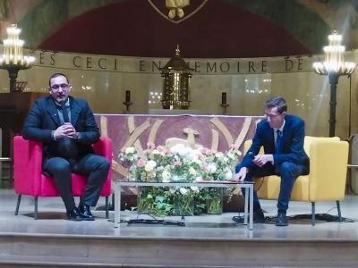 باريس تستمع إلى فلسطين: الأب بشّار فواضله يحمل شهادة حيّة عن صمود الفلسطينيين تحت الاحتلال