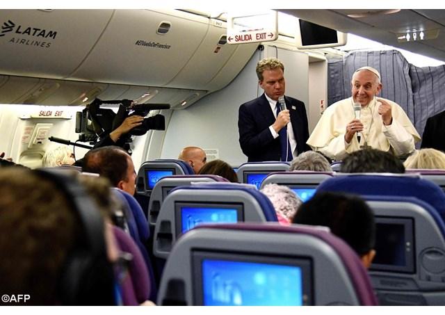 مؤتمر البابا في الطائرة 