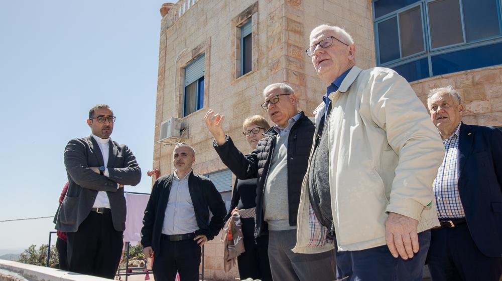 الأب بشار يستعرض الجهود المبذولة لتحقيق التنمية المستدامة في الطيبة لوفد فرسان القبر المقدس