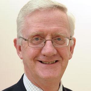 البروفيسور بارت ماكجيتريك، رئيس لجنة الأراضي المقدسة، لدى فرسان القبر المقدس