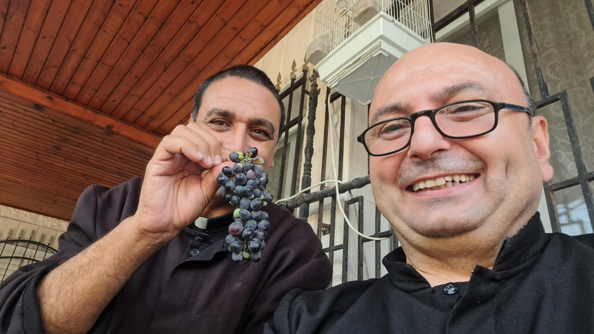 الأب غابرييل رومانيلي كاهن رعية العائلة المقدسة في غزة ومساعده الأب يوسف أسعد