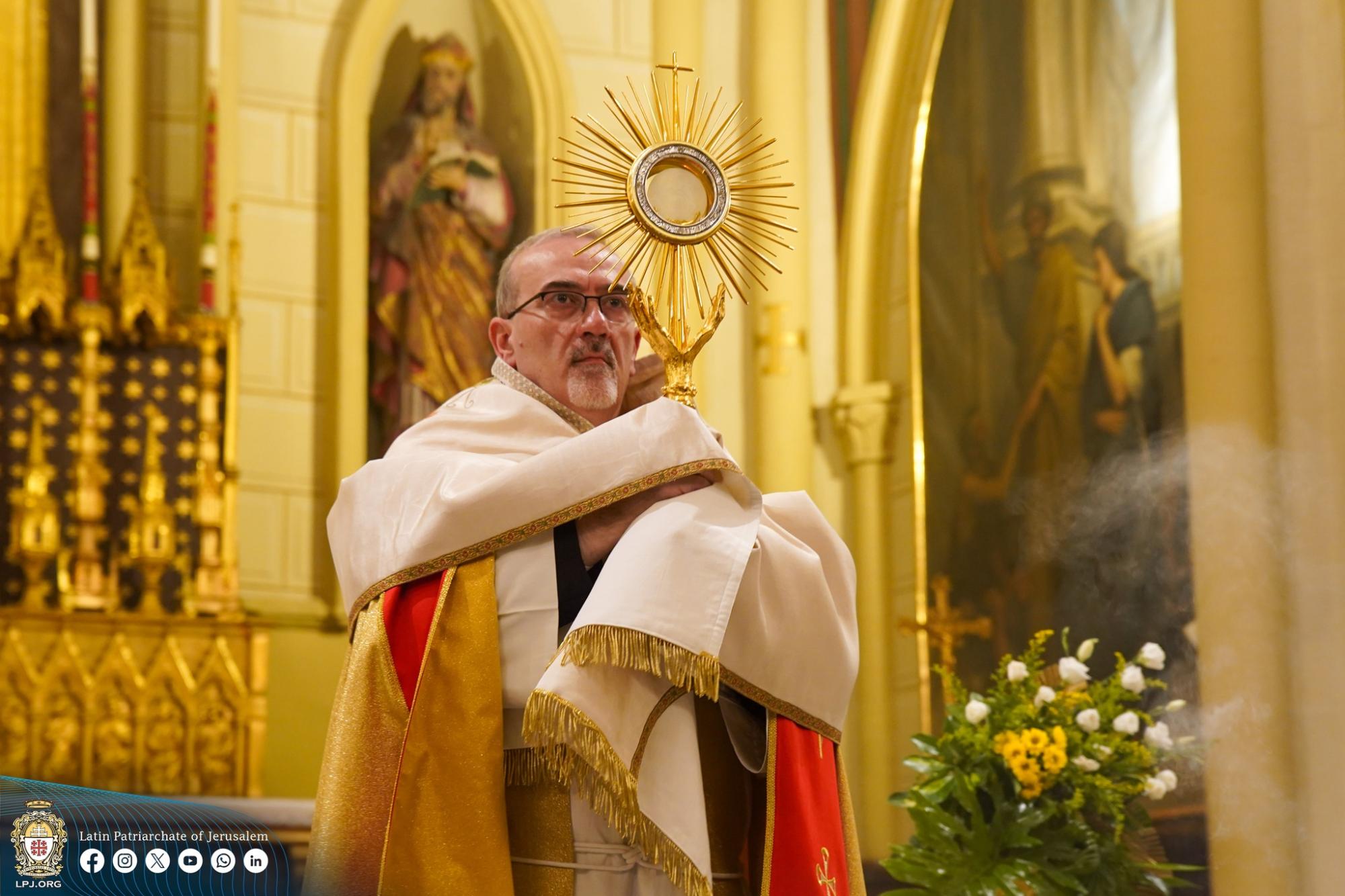 أبرشية القدس تصلي 