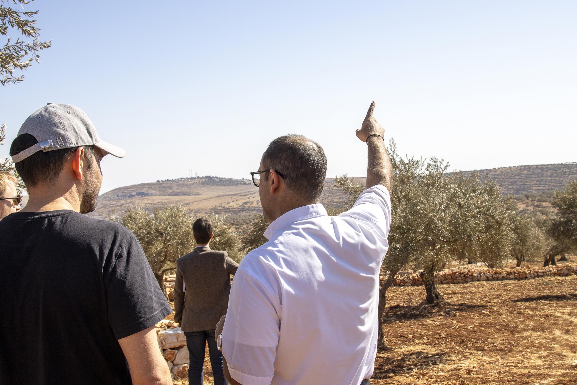 الاعتداءات الإسرائيلية على المزارعين محور زيارة القنصل الفرنسي لدير اللاتين في الطيبة