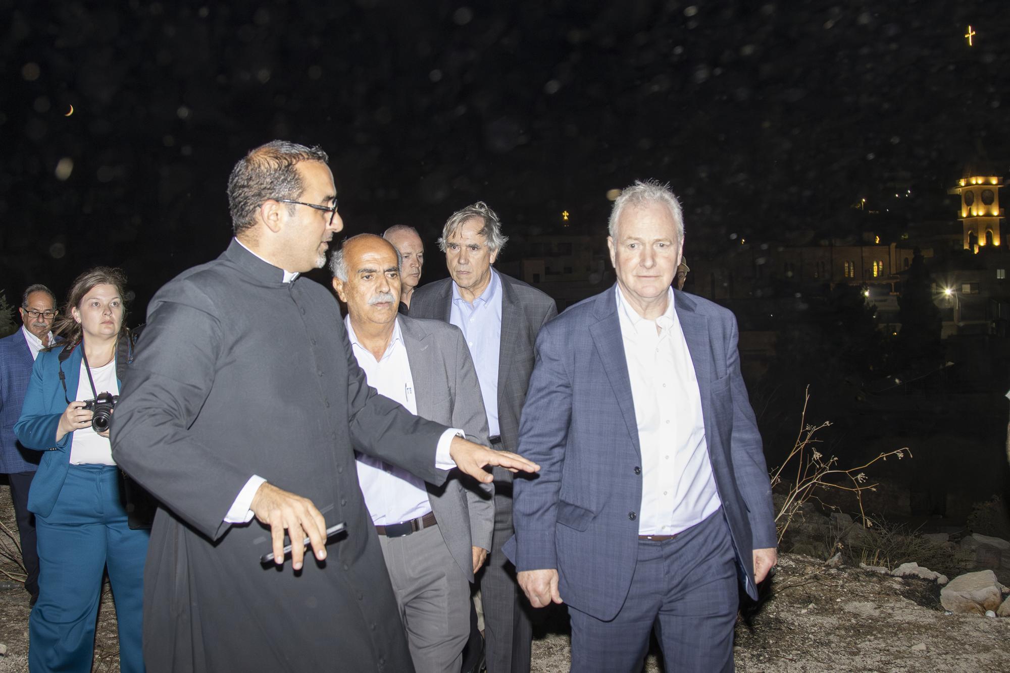 السيناتوران الأمريكيان كريس فان هولن وجيف ميركلي والاب بشار فواضله