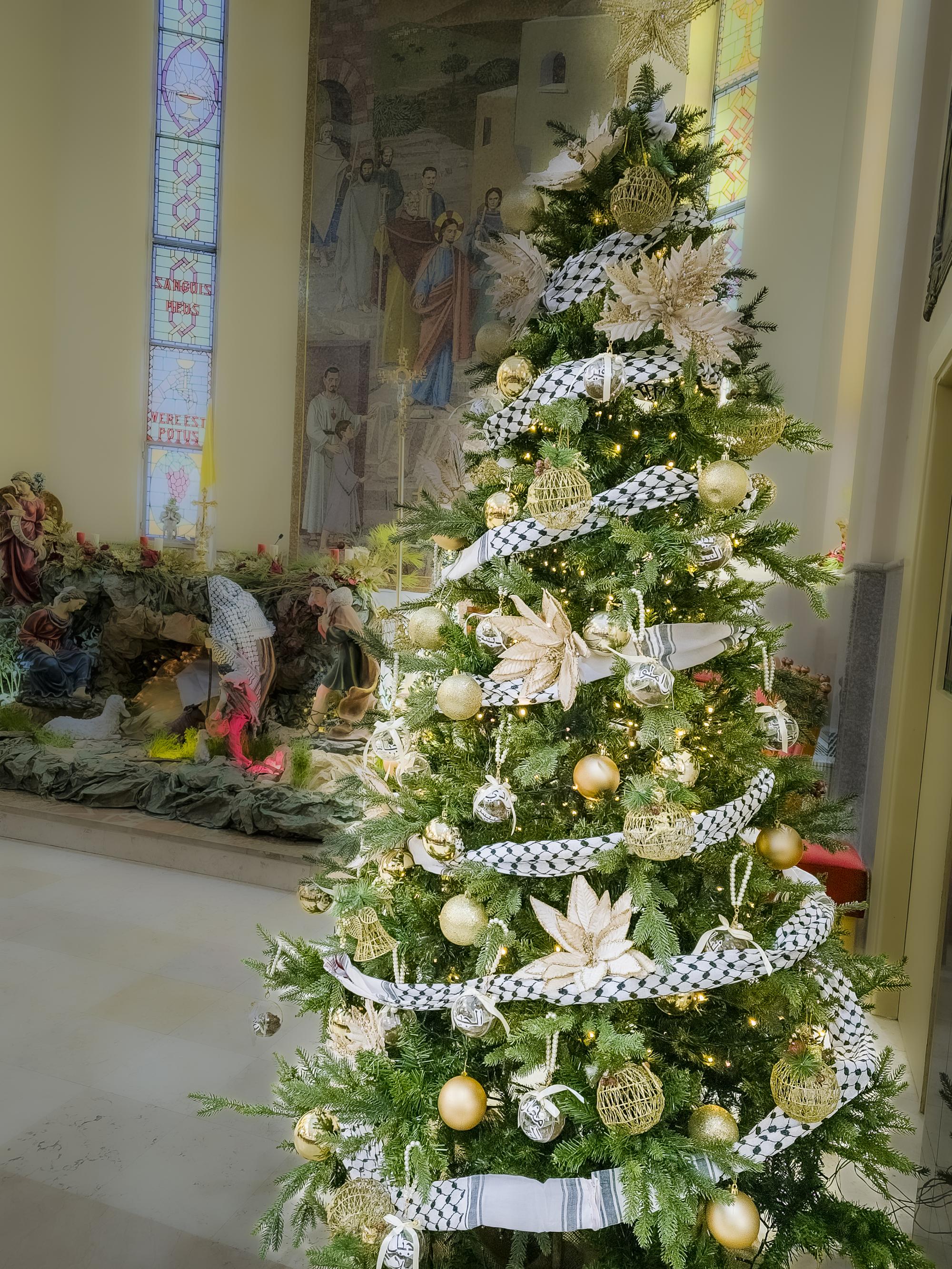 شجرة الميلاد في الطيبة: أسماء وتراب وأوراق زيتون تكتب سيرة الصمود