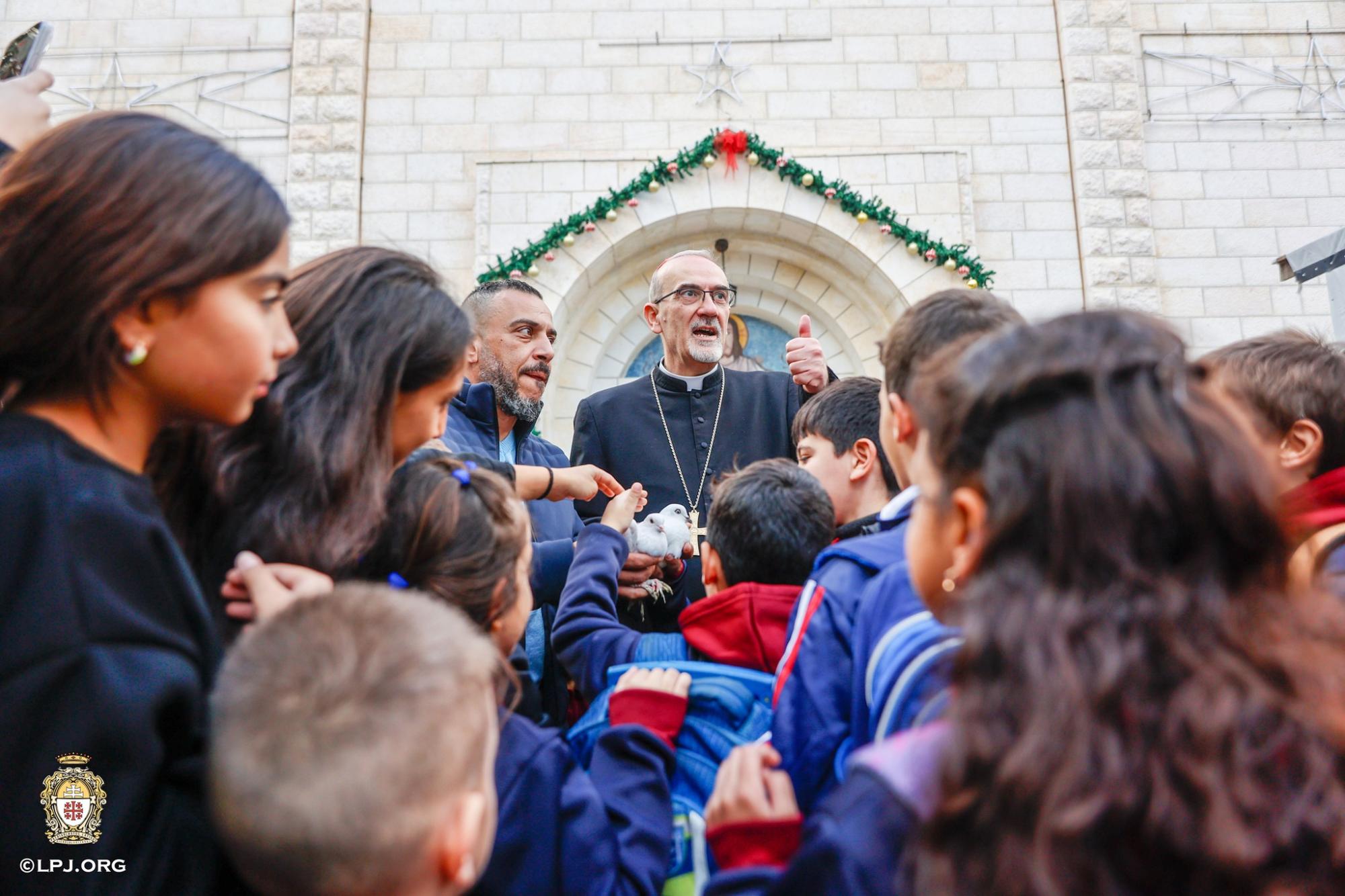 بطريرك القدس يطلق من غزة رسالة ميلادية: سنعيد إعمار البيوت والمدارس ولن نرحل
